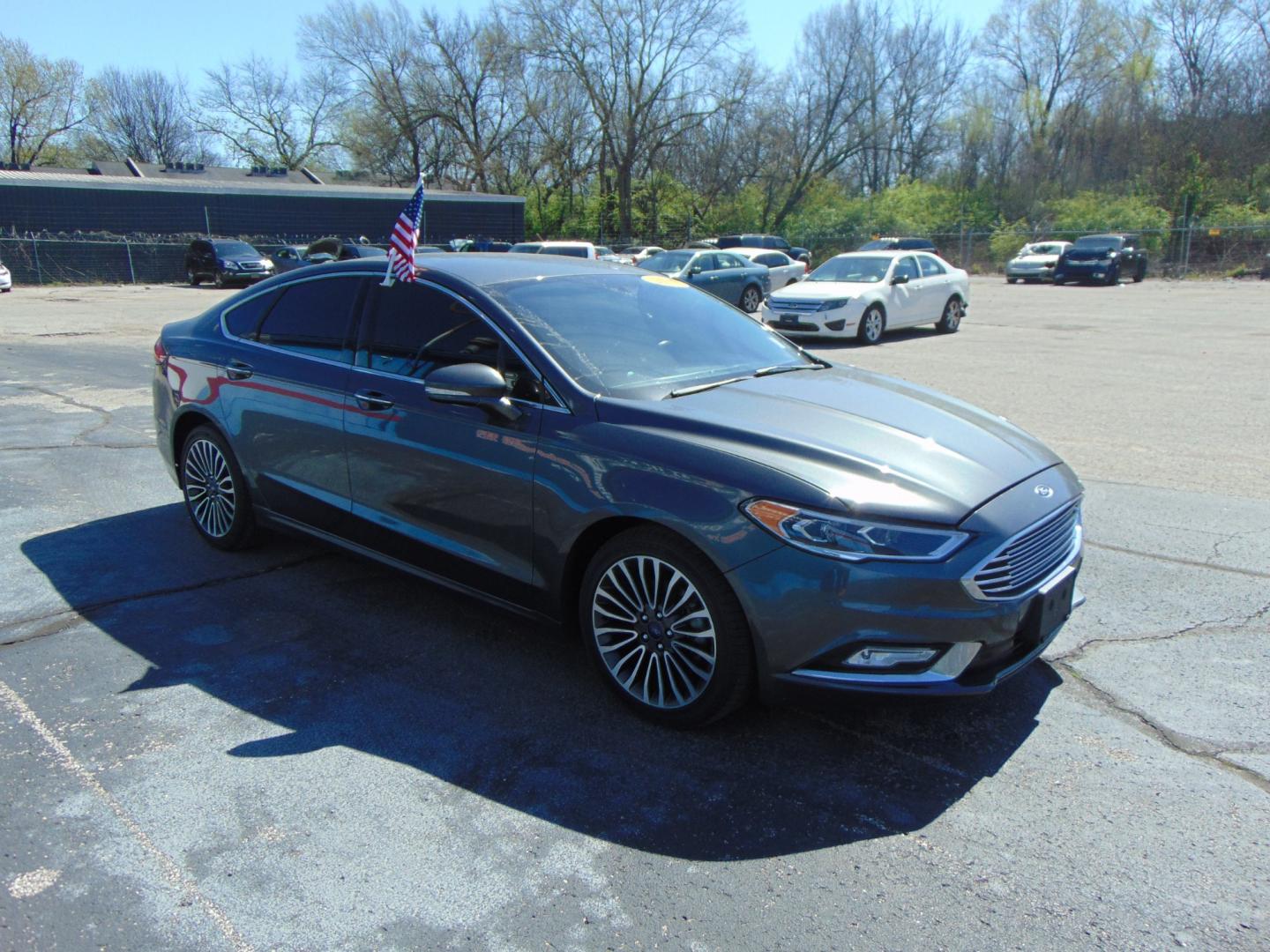 2017 Gray Ford Fusion (3FA6P0HD2HR) with an 4-Cyl 2.5 Liter engine, Auto, 6-Spd SelectShift transmission, located at 2105 Dixie Hwy, Louisville, KY, 40210, (502) 772-3333, 38.220932, -85.795441 - Photo#4